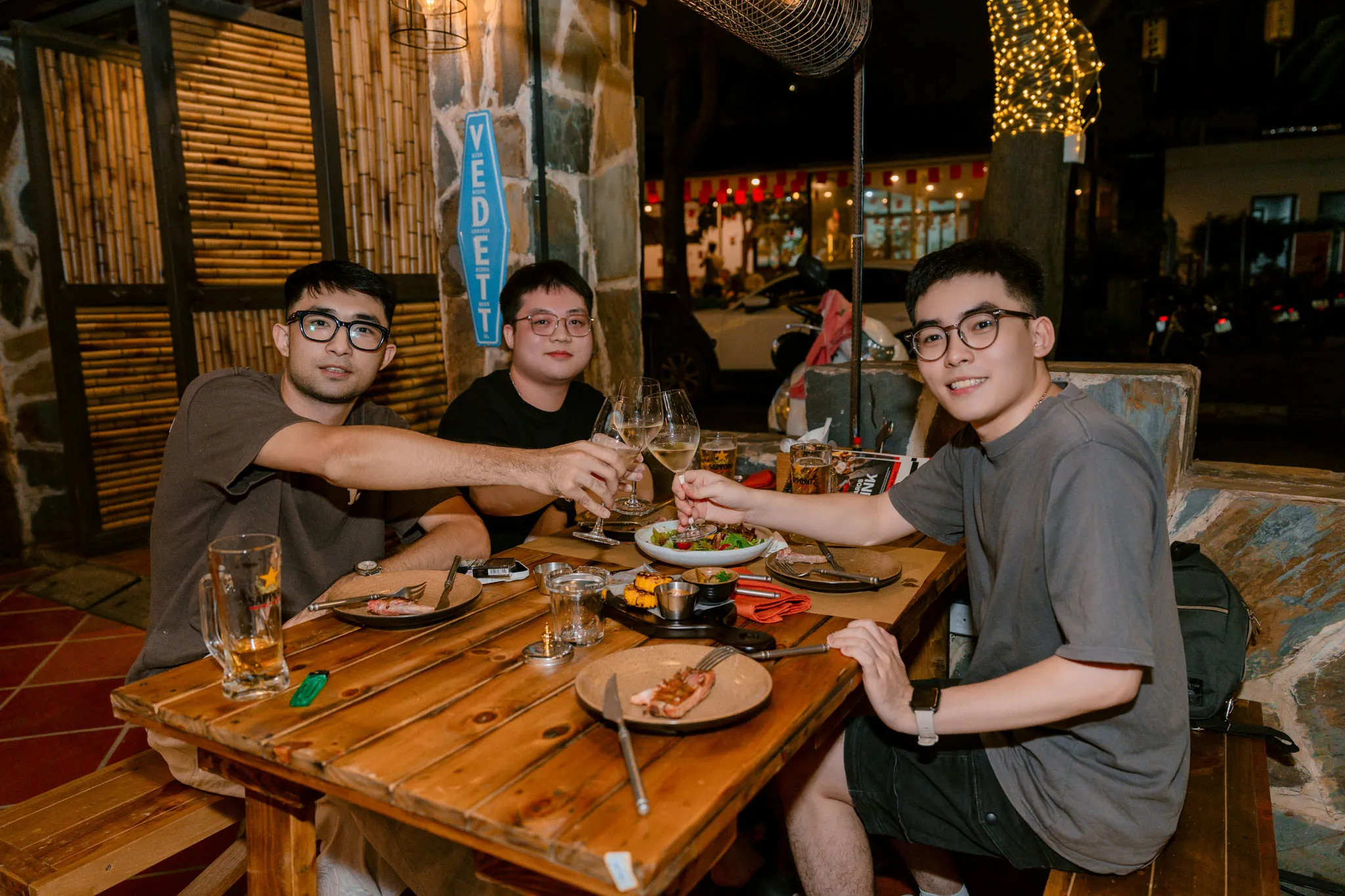 Nâng ly bên những người bạn 